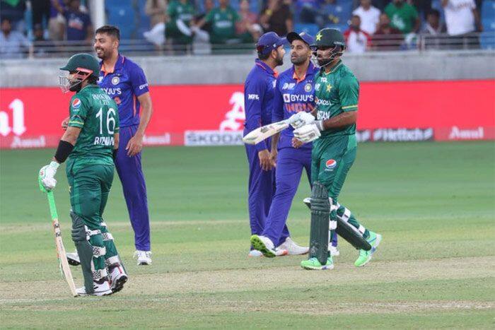 India vs Pakistan 2022: न अपील, न अंपायर का इशारा, खुद ही मैदान छोड़कर चल दिया यह पाकिस्तानी बल्लेबाज, दिखाई गजब की खेल-भावना
